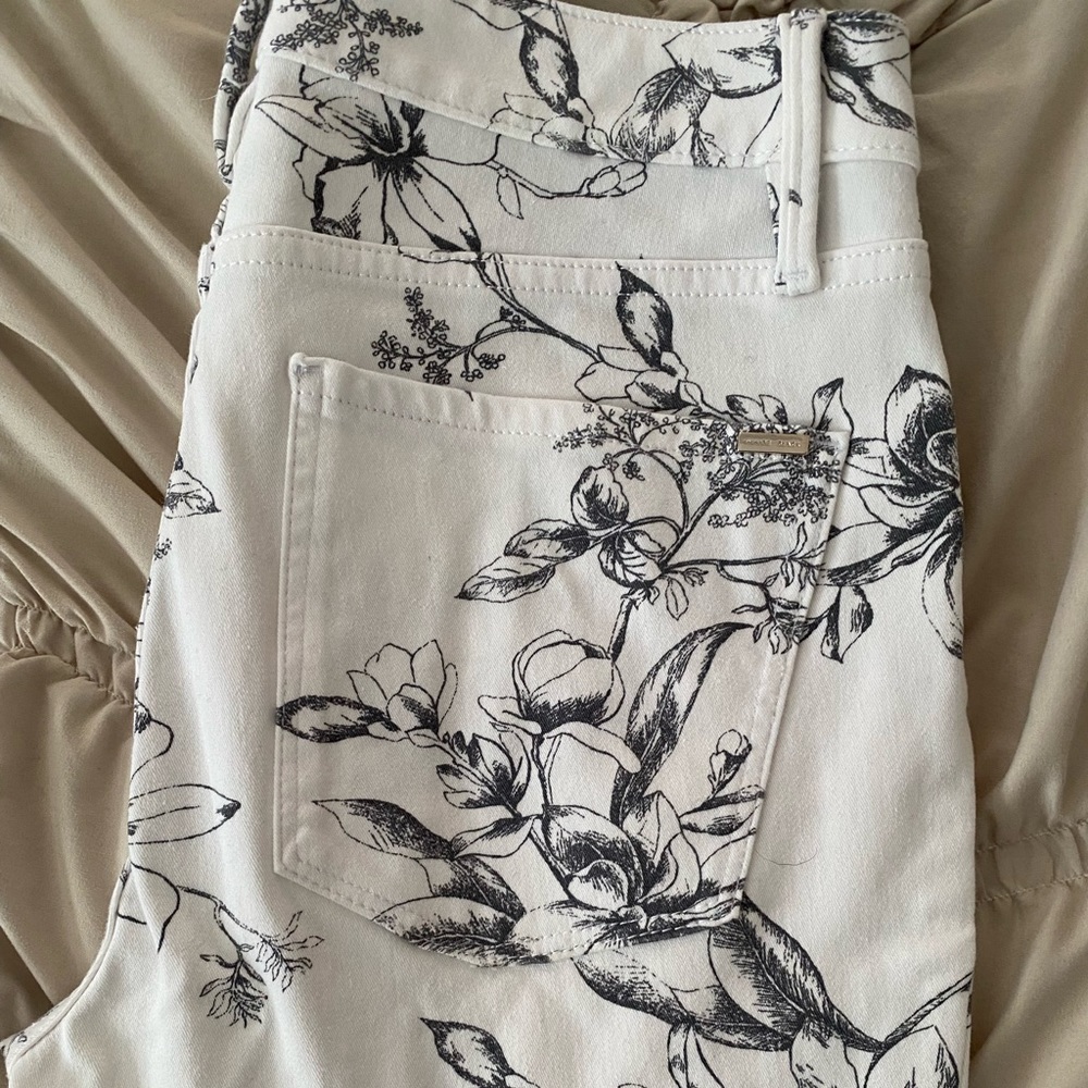 White House Black Market Floral Skinny Ankle Jeans, Size 6.